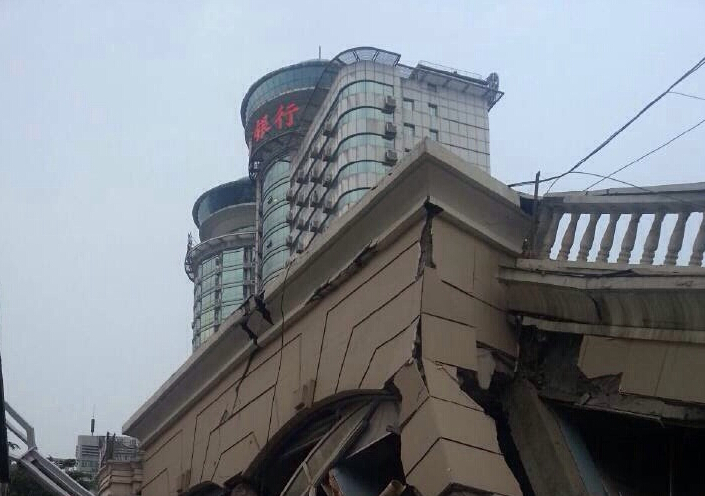 湖北一待拆大樓突然垮塌，萬向重物移動(dòng)器進(jìn)行大量搬運(yùn)作業(yè)